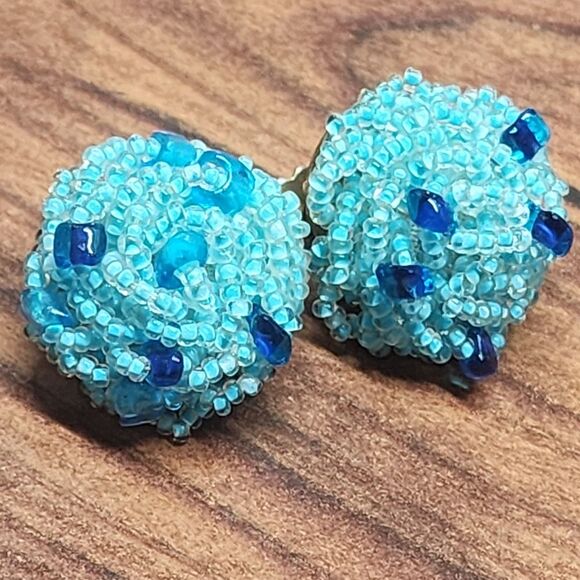 Lisner 1960's Turquoise-Blue Beaded Clip Earrings - Picture 8 of 12